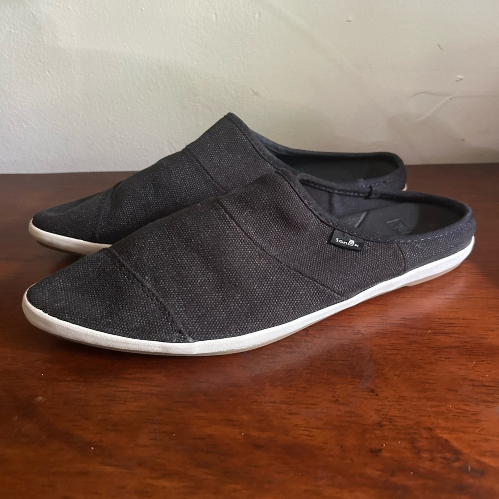 Sanuk Black Mules